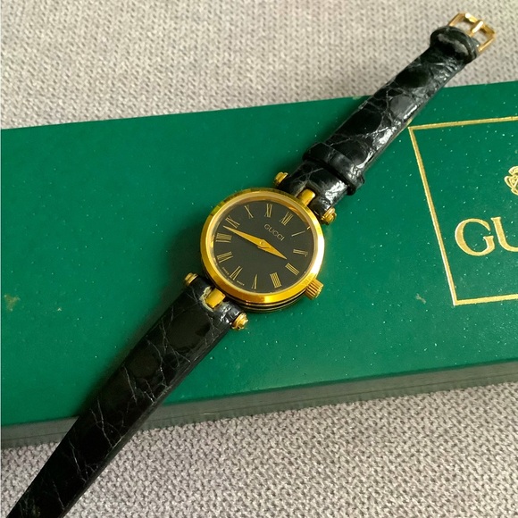 Ladies GUCCI 🖤SHELLY LINE💛 watch ❤️ - Picture 1 of 9
